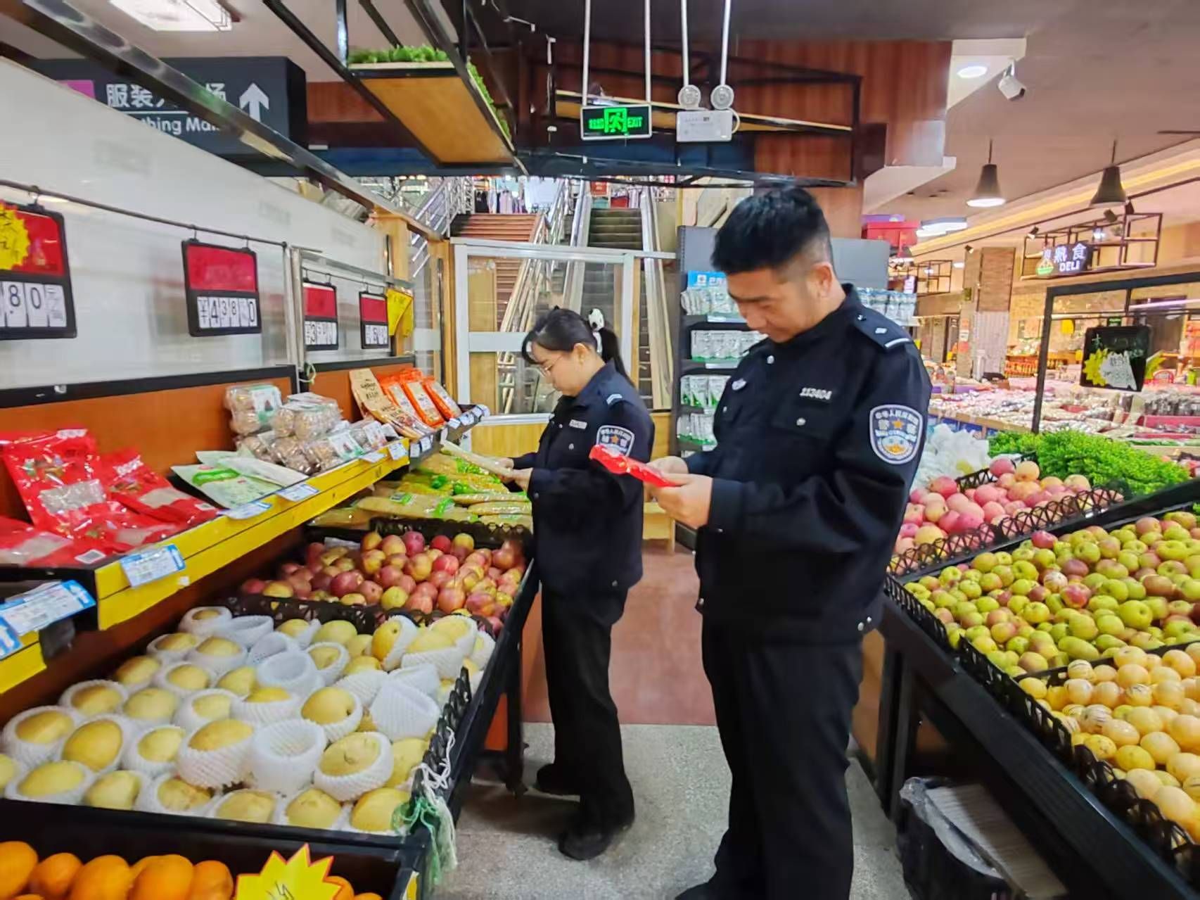 磴口縣公安局環食藥偵大隊聯合市場監管部門開展節前食品安全專項檢查，守護群眾“舌尖上的安全”